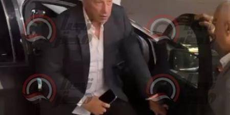 رغم تعبه.. محمود الخطيب يواسي محمد الجارحي في عزاء فقيد العائلة (صور)