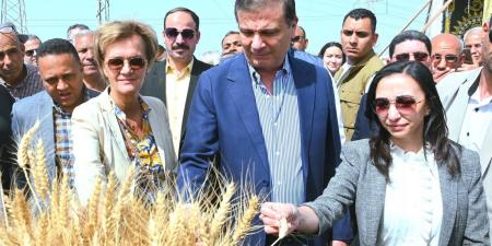وزير الزراعة لمسؤول بشأن تكلفة زراعة القمح بالبحيرة: لما نقعد مع المزارعين نتكلم صح.. أنا أحرجتك كدا؟