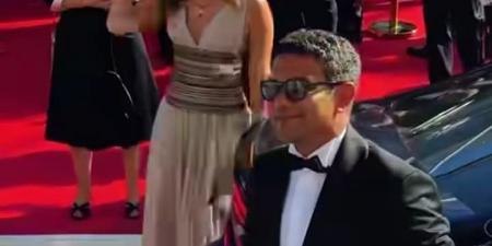 آسر ياسين وزوجته.. ثنائي خطف الأنظار في حفل افتتاح مهرجان كان