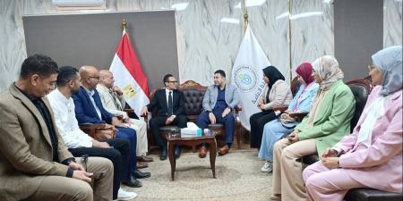 مدير فرع هيئة الرعاية الصحية بالإسماعيلية يعقد اجتماعًا مع الإدارة القانونية