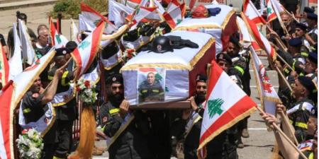 تشييع عنصرين من الدفاع المدني اللبناني قُتلا بغارة إسرائيلية في النبطية