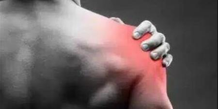 طلب الدعاء له بالشفاء العاجل... مخرج شهير يعلن تعرّضه لإصابة بليغة في الكتف!