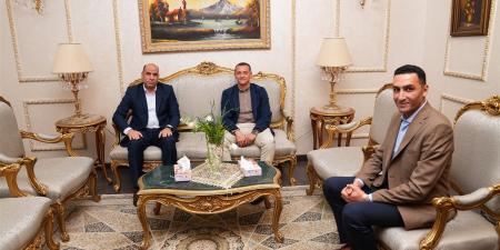 محافظ أسوان يستقبل وزير العمل بمطار أسوان استعدادًا لجولة ميدانية بـ3 محافظات في الصعيد