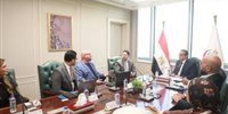 في خطوة جديدة لتشجيع الاستثمار الأجنبي.. وزير الصحة يستقبل مستثمراً أمريكياً لبناء شراكات دوائية