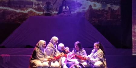 منازل القمر".. عرض مسرحي يكشف قسوة الحروب على المرأة العربية