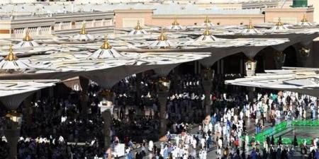 250 مظلة متحركة بساحة المسجد النبوى لحماية المصلين من أشعة الشمس