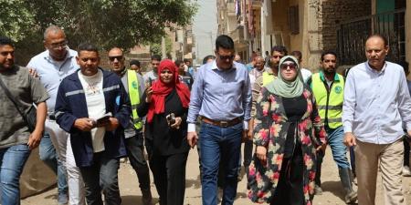 رئيس مياه القليوبية يتابع أعمال توصيل المياه داخل عزبة بالخانكة