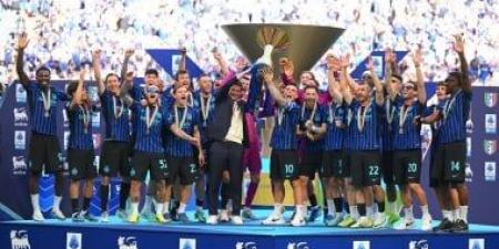 إنتر ميلان يتسلم درع الدوري الإيطالي بعد التعادل مع هيلاس فيرونا.. فيديو