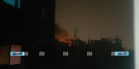 حريق هائل يلتهم منزلًا في الكوم الأحمر وسط أنباء عن سقوط ضحايا