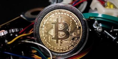 البيتكوين يتماسك فوق 92 ألف دولار والإيثريوم يقود التدفقات ببورصة العملات الرقمية