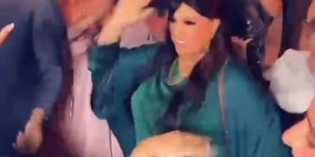 بالرقص على "آه ونص" لـ نانسي عجرم.. فيفي عبده تشعل حفل زفاف نجل إدوارد