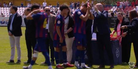 حمزة عبد الكريم يرفض ارتداء فضية كأس الأبطال بعد الخسارة أمام الريال.. صور