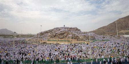 "لبيك اللهم لبيك".. ضيوف الرحمن على عرفات في مشهد إيماني عظيم