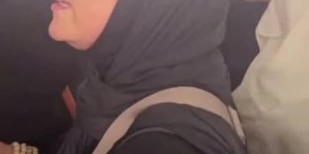 "كأنه حلم جميل".. دعاء فاروق تلامس الحجر الأسود لأول مرة بعد 4 رحلات حج