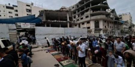 فلسطينيون يؤدون صلاة عيد الأضحى على أنقاض المساجد المدمرة فى قطاع غزة
