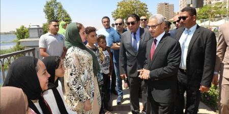محافظ بني سويف يشارك المواطنين احتفالات العيد بالممشى السياحي