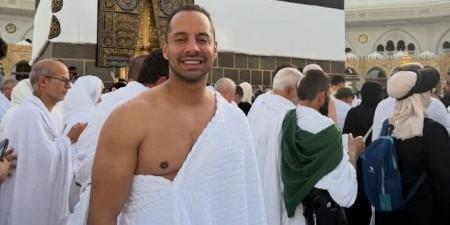 "الحمد لله على الدعوة الربانية".. عمرو وهبة يوثق رحلته للحج من أمام الكعبة