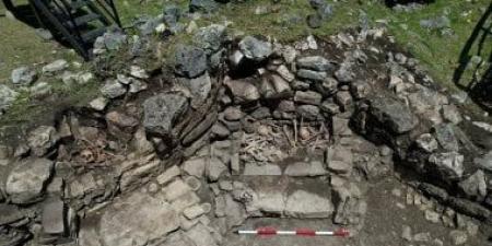 4 بالغين وطفل رضيع داخل هيكل جنائزى مع قرابين احتفالية.. اعرف مكانه
