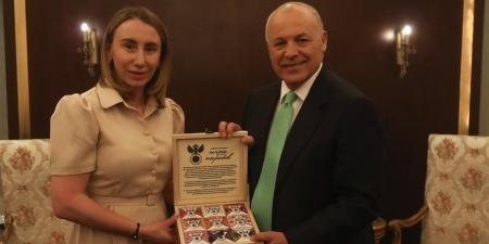 أبو ريدة يتبادل الدروع التذكارية مع رئيسة بعثة منتخب روسيا