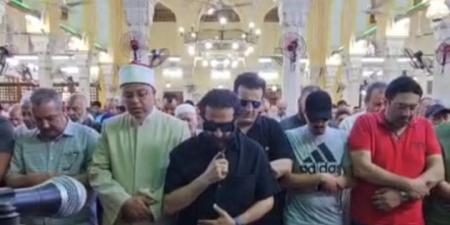 بغياب نجوم الفن.. أحمد حلمي وزوجته منى زكي يودعان والدته التي توفيت جراء وعكة صحية (فيديو)