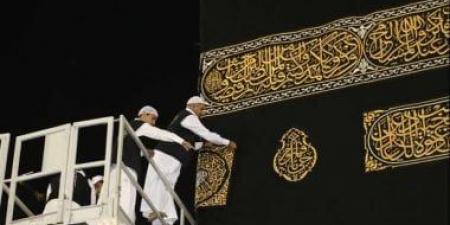نائب أمير منطقة مكة المكرمة يُسلم كسوة الكعبة لسدنة بيت الله الحرام
