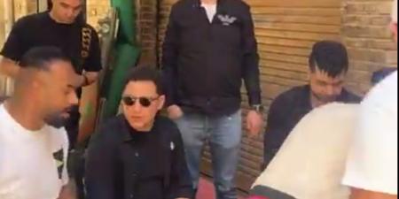 جنب صاحبه.. رضا البحراوي يشارك في جنازة والد حمو بيكا| صور
