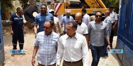 محافظ أسوان يتابع ميدانيًا أعمال تركيب المطرقة المائية بمحطة الصرف الصحى بالكرور