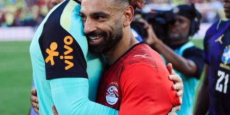 محمد صلاح وشوبير بالأحضان مع أليسون بيكر بعد مباراة مصر والبرازيل.. صور