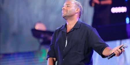«بفرحك وأنت تزعلني».. كلمات أول أغاني ألبوم القمر لـ رامي صبري (فيديو)