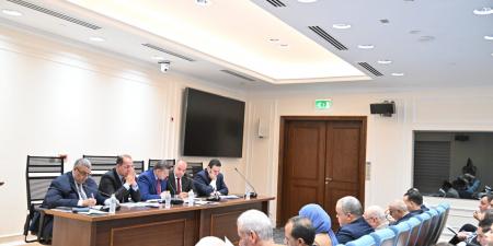 وزير المالية ورئيس خطة النواب يؤكدان عدم صحة فرض رسوم إضافية على مغادرة الدولة