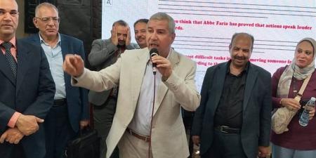 "ساعة الخير المجانية".. وكيل تعليم الشرقية يتابع المراجعات النهائية للثانوية العامة