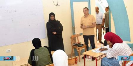 محافظ أسوان يفاجئ مدرسة كلابشة الجديدة ببحيرة ناصر لمتابعة امتحانات الشهادة الإعدادية
