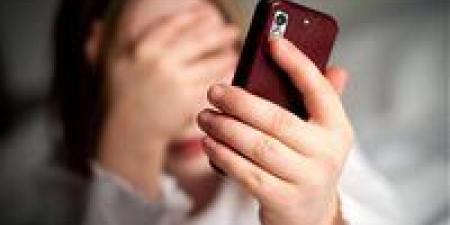 استغل صيانة الهاتف.. السجن لعامين لعامل بمحل هواتف ابتز طالبة بصور خاصة