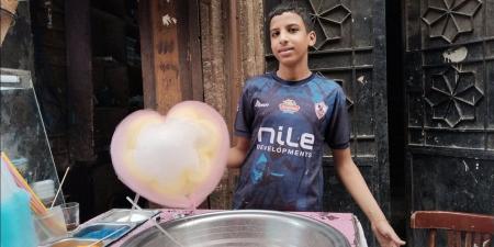 نفسي اطلع لاعب كورة.. محمد يبيع الحلوى للإنفاق على أسرته (فيديو)