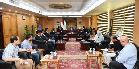 محافظ الفيوم يبحث مع وفد الاتصالات والوكالة الألمانية GIZ التوسع في التحول الرقمي