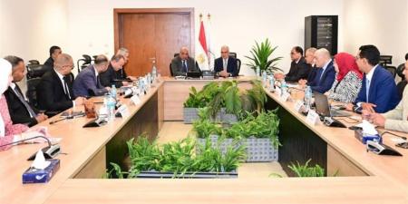 الحكومة تبحث التوسع في استخدام الطاقة الشمسية لتشغيل منشآت ومحطات "الري"
