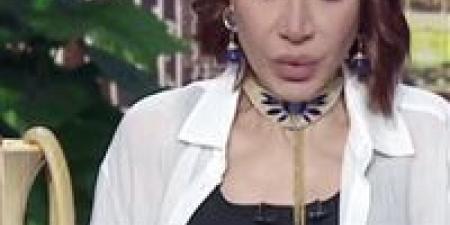 "الطماطم والبيض رخصوا ياجدعان".. بسمة وهبة تحتفل على الهواء بطبق شكشوكة