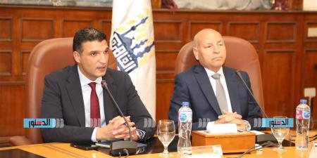 تسليم 43 عقدًا للمصانع والورش بمنطقة شق الثعبان الصناعية