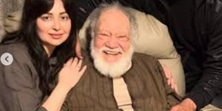 زيارة عزيزة تهز القلب.. هبة مجدي وزوجها يزوران يحيي الفخراني في منزله