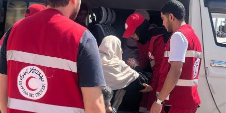 وجبات وملابس ورعاية كاملة.. الهلال الأحمر يواصل دعم المصابين الفلسطينيين ومرافقيهم