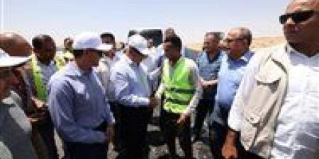 وزير النقل يتفقد مشروعات الطرق ومحاور النيل بالصعيد ويؤكد تسريع وتيرة التنفيذ