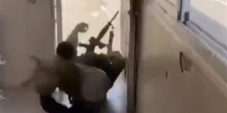 لحظة تعثر جندي إسرائيلي أثناء هروبه من مسيرة (فيديو)