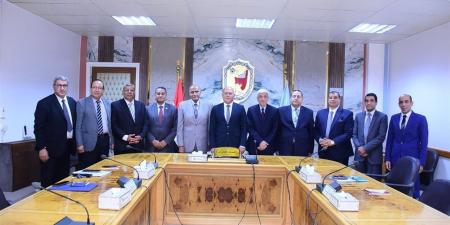 لجنة اختيار عميد زراعة سوهاج تستمع لبرامج ورؤى المرشحين