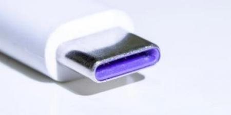 لماذا تكون بعض منافذ USB باللون البنفسجى؟ ولماذا لا تُباع فى الولايات المتحدة؟