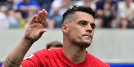 تشاكا: يحق لسويسرا أن تفخر بلاعب مثلي