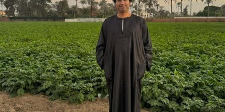 ​بإطلالة ريفية وموسيقى الضوء الشارد.. علي ربيع يغازل جمهوره: "ده فيلم إيه؟"