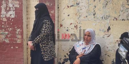 وسط حالة من القلق.. أولياء أمور طلاب الثانوية العامة بمطروح ينتظرون أبنائهم على الأرصفة