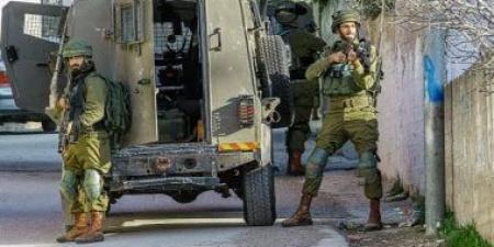 الاحتلال الإسرائيلى يداهم منزلا وتحتجز 3 فلسطينيين خلال اقتحامها المتواصل لبلدة ترمسعيا