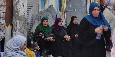 توافد أولياء الأمور أمام لجان الثانوية العامة بالدقهلية خلال امتحان اللغة الثانية