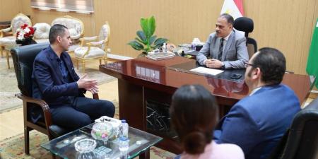 نائب وزير الصحة يبحث مع محافظ الشرقية خطط تطوير المنشآت الطبية